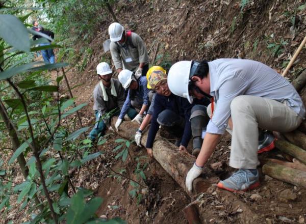 大家一起投入手作步道運動，重新省視自己與環境的關係，山林的景觀才能獲得改善。