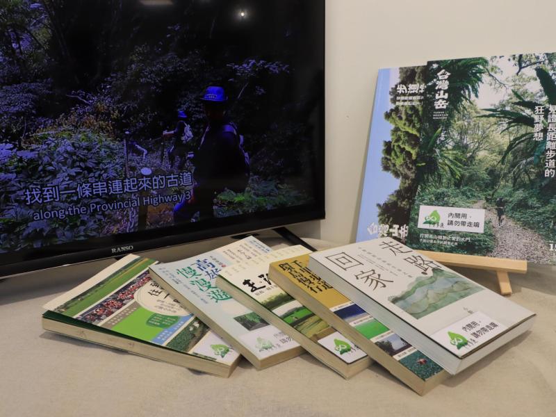 現場展示徒步與長距離步道好書（賴彥如攝）