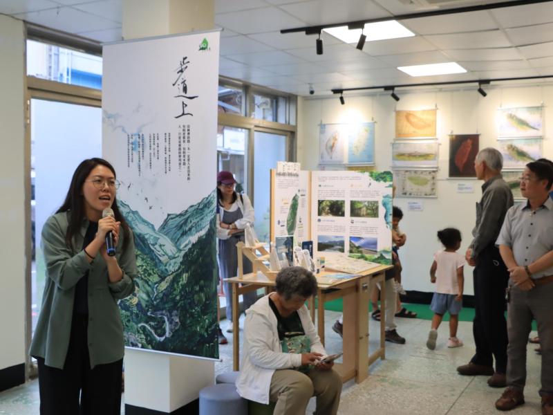 野灣野生動物保育協會詹欣穎課長介紹與千里步道合作特展緣由（賴彥如攝）