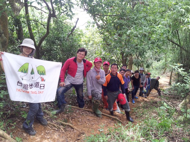 大家與施做的步道合影